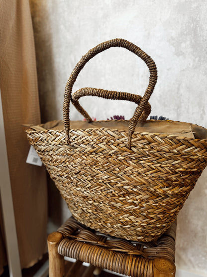 Cesta em palha natural c/ flores e búzios