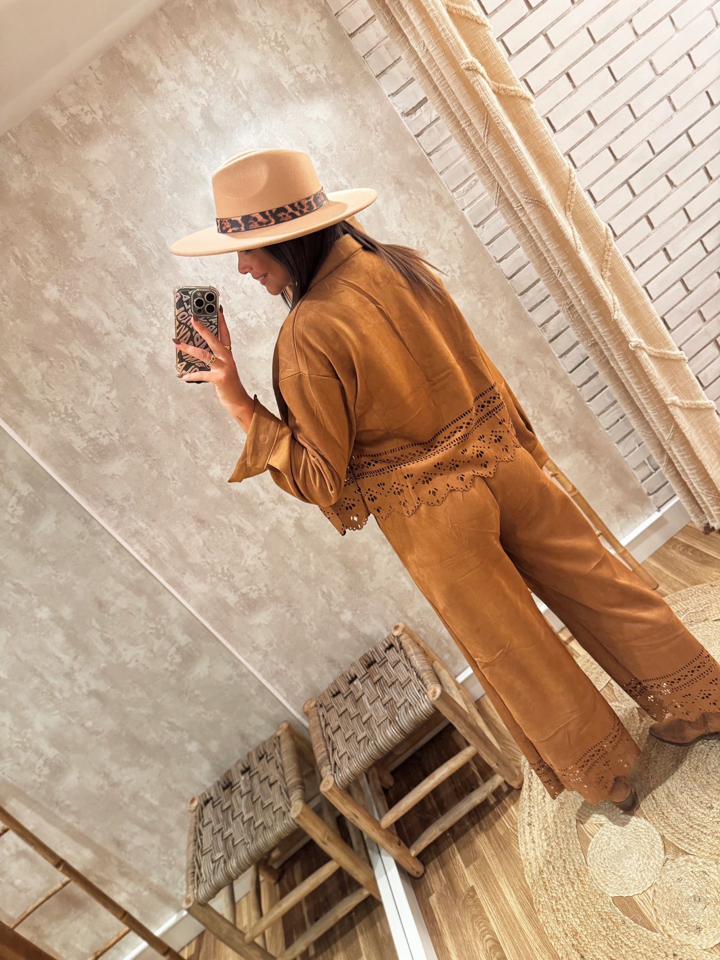 Conjunto de camisa y pantalón de ante