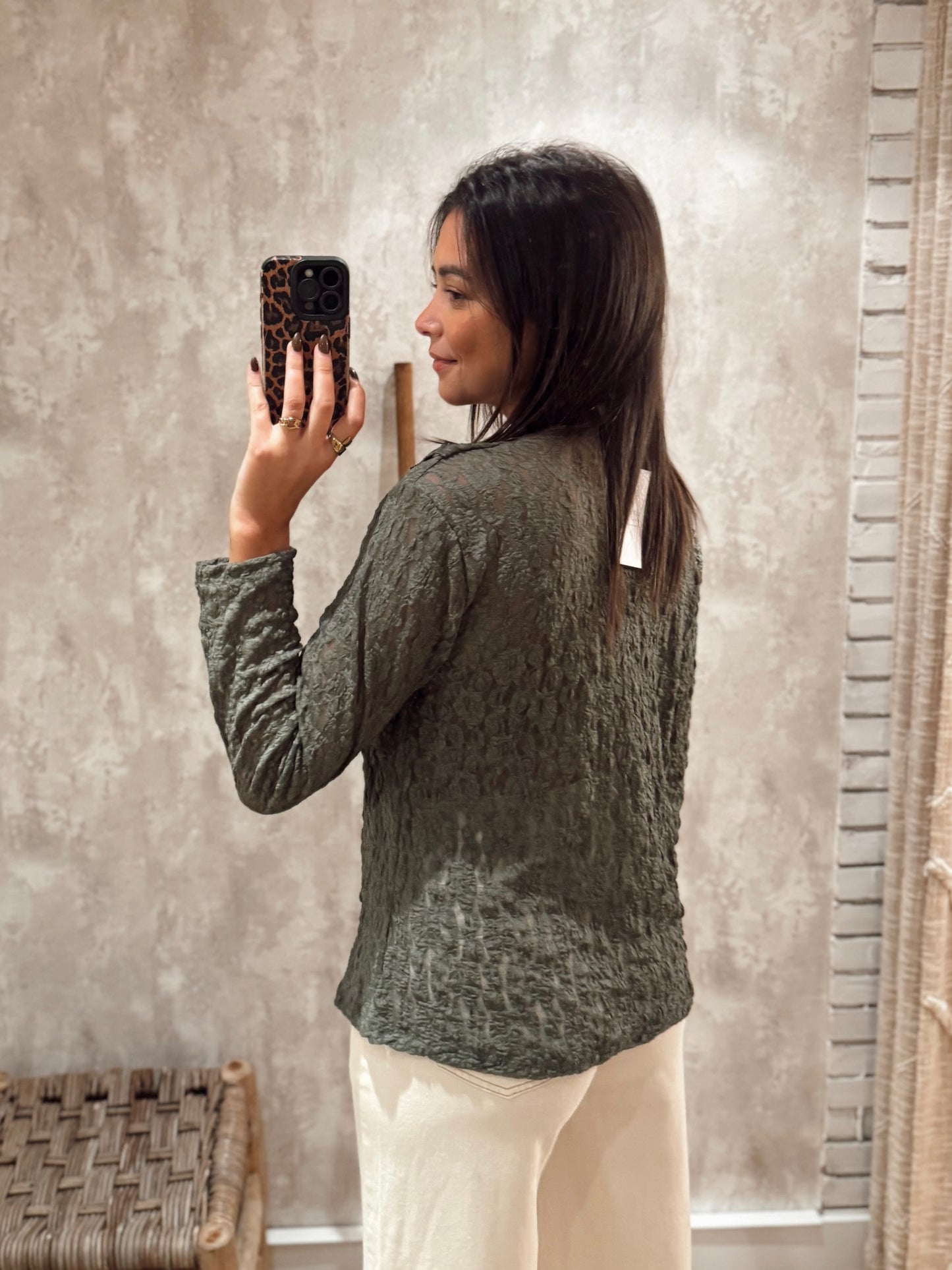 Blusa c/textura delicada e folho frontal