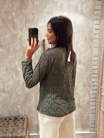 Blusa c/textura delicada e folho frontal