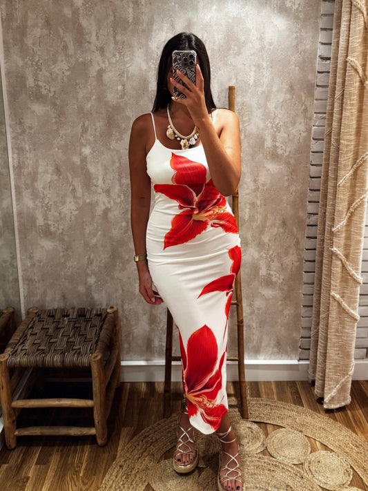 Vestido Canelado com Flor – Fundo Branco