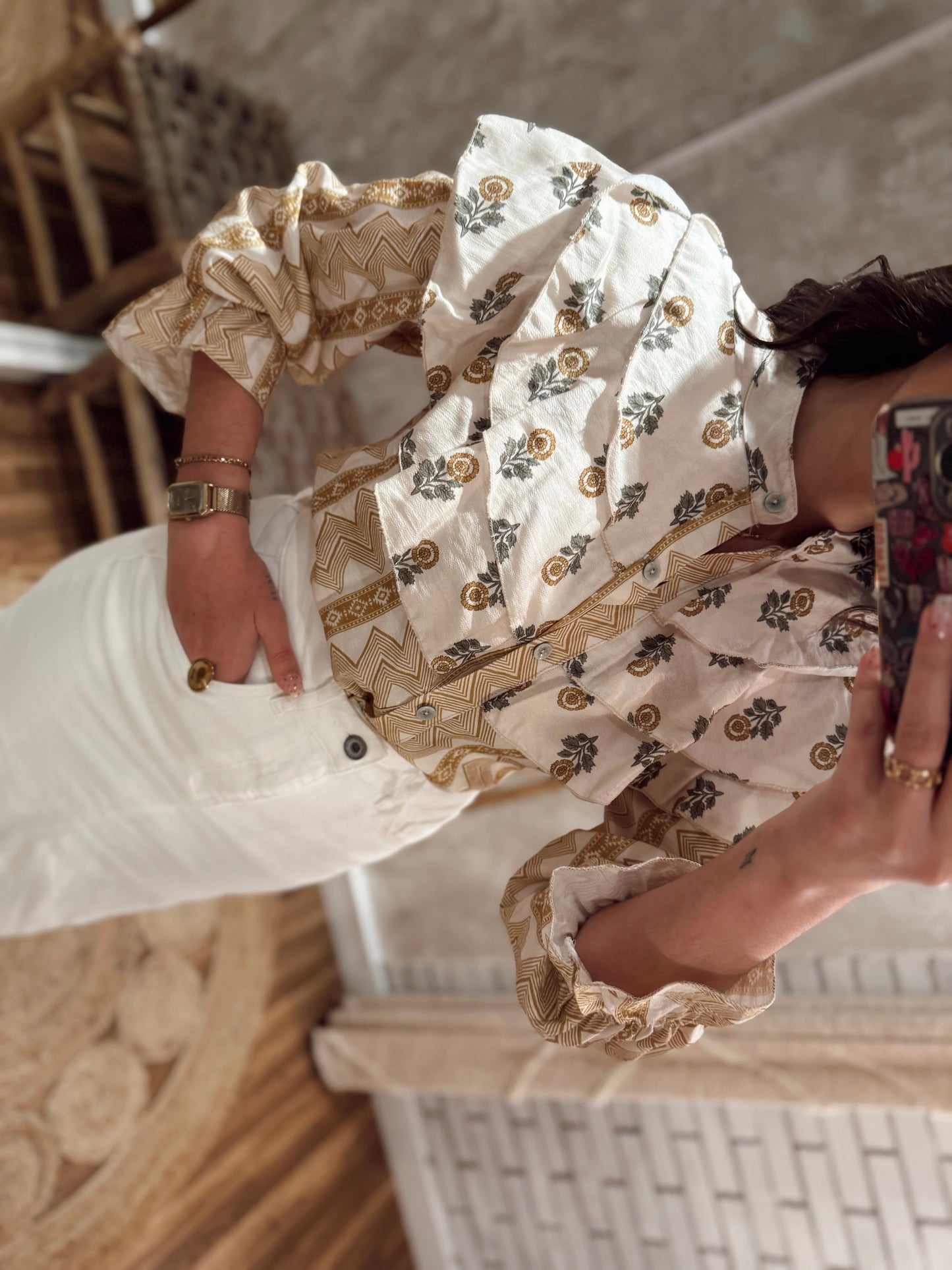 Camisa ligera con estampado floral étnico y detalle de volante ancho en el pecho y los hombros.