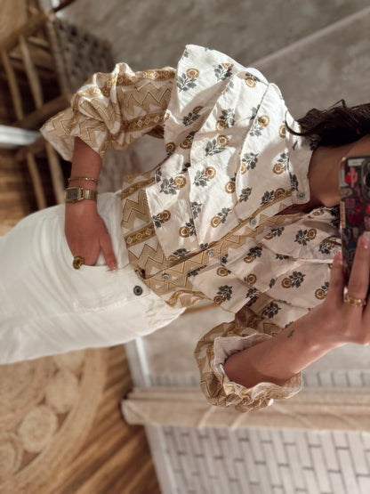 Camisa ligera con estampado floral étnico y detalle de volante ancho en el pecho y los hombros.