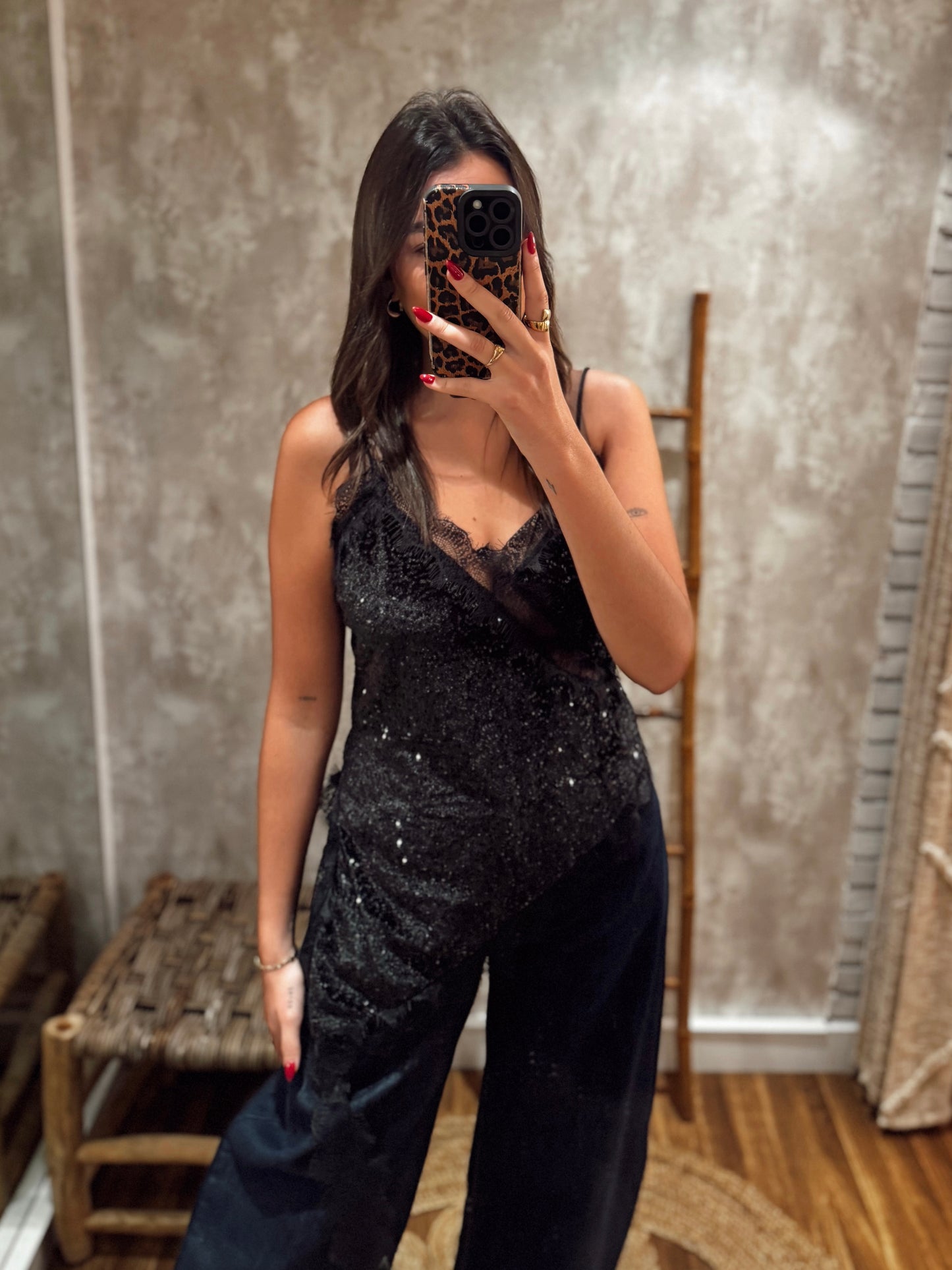 Top em tecido aveludado com lantejoulas