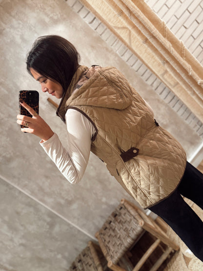 Colete acolchoado em tecido impermeável- bege