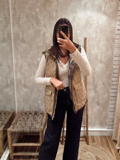 Colete acolchoado em tecido impermeável- bege