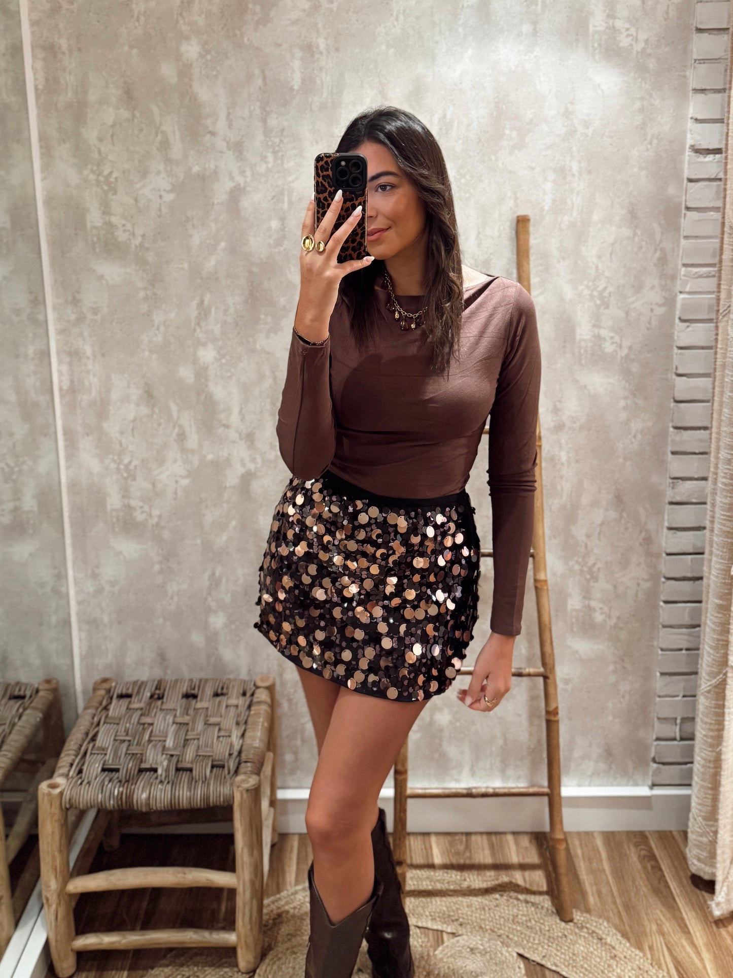 Saia curta com lantejoulas