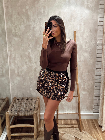 Saia curta com lantejoulas