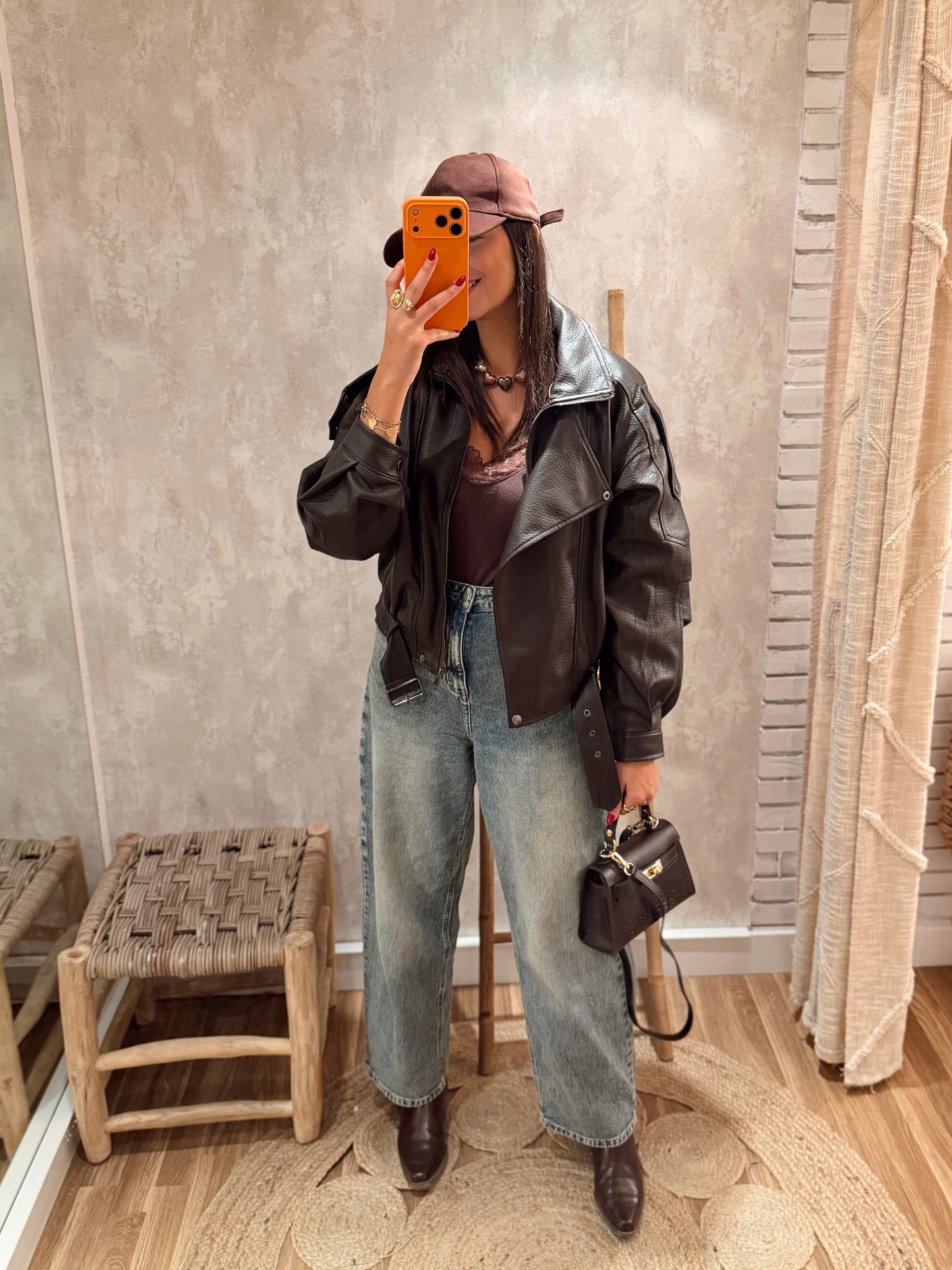 Casaco em napa castanho escuro cardado c/gola em pêlo removível