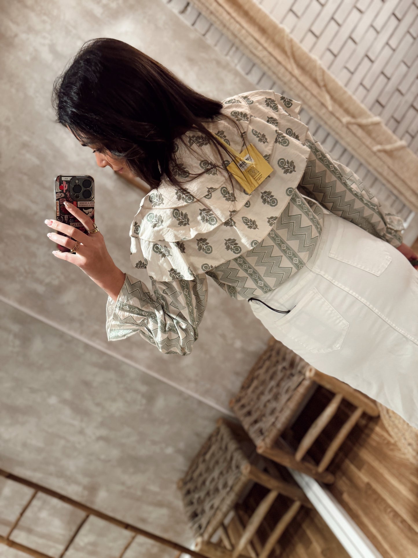 Camisa ligera con estampado floral étnico y detalle de volante ancho en el pecho y los hombros.