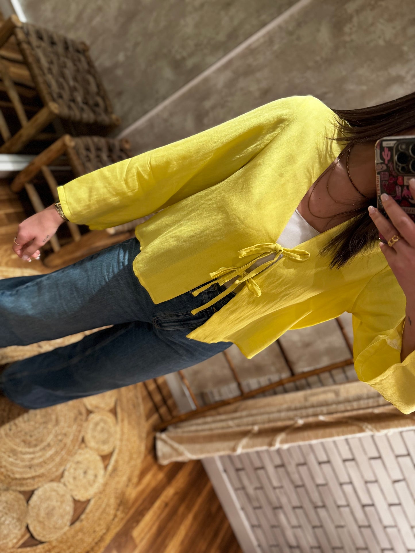 Blusa com Atilhos e Mangas Compridas