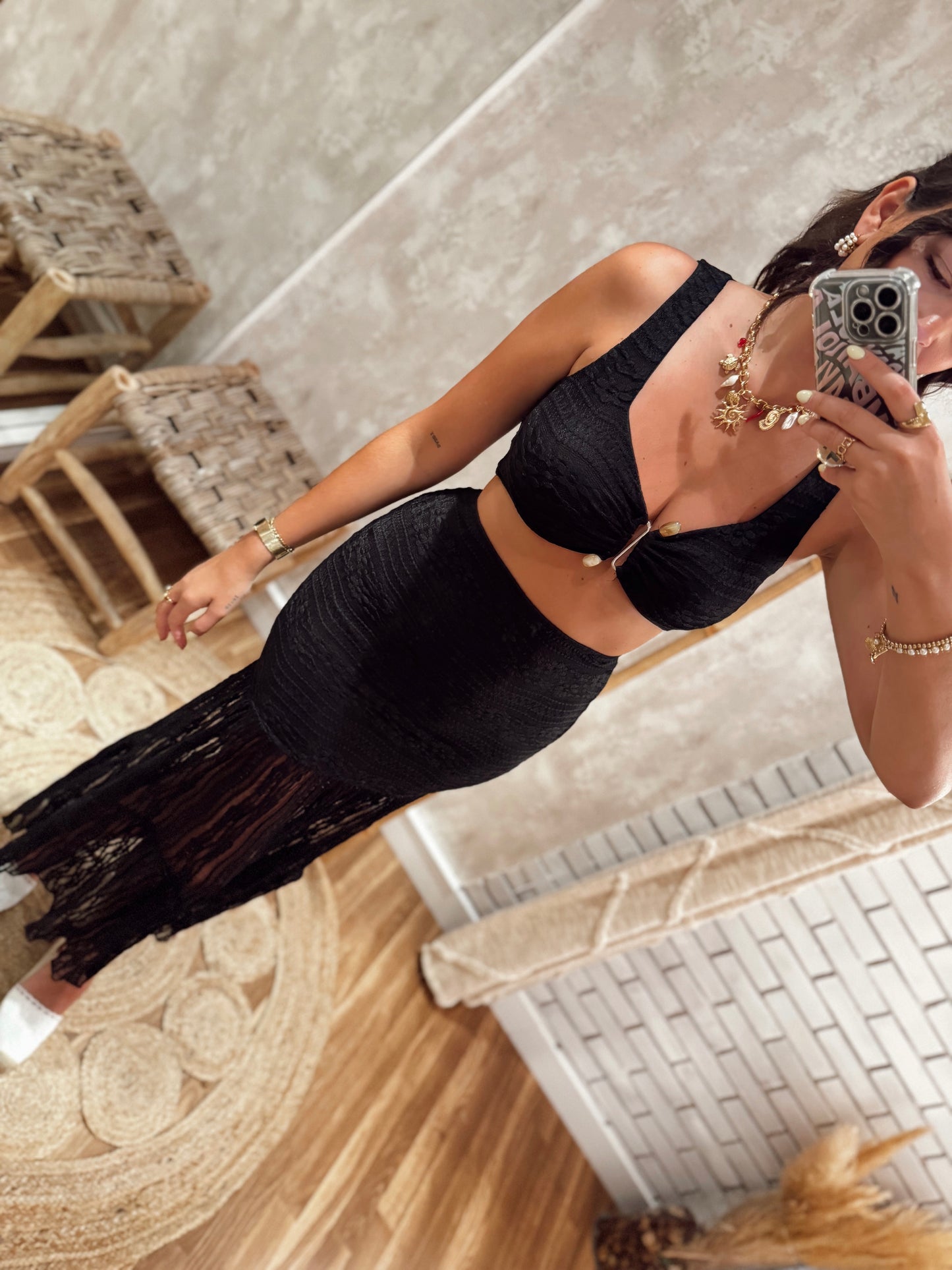Conjunto de top e sai de malha elástica  c/relevo e renda