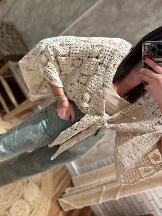 Abrigo de crochet con mangas anchas