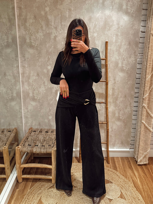 Calças com brilho subtill e detalhe metálico