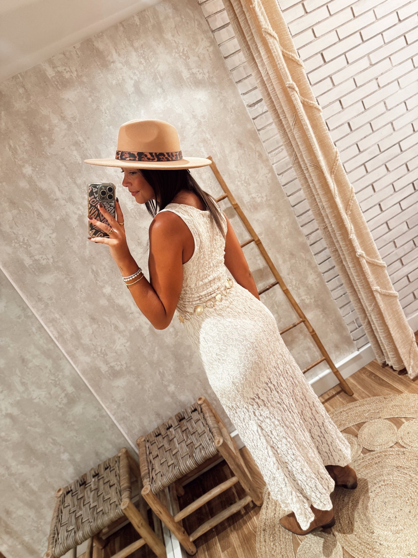 Vestido largo de encaje con mangas cortas