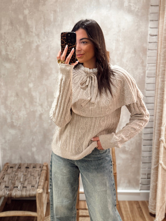 Camisola de malha com gola bordada e folho tipo poncho