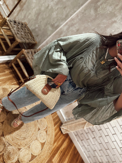 Blusa em tecido leve com mangas amplas e efeito abalonado