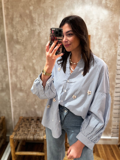 Camisa con estampado de rayas y conchas cauri