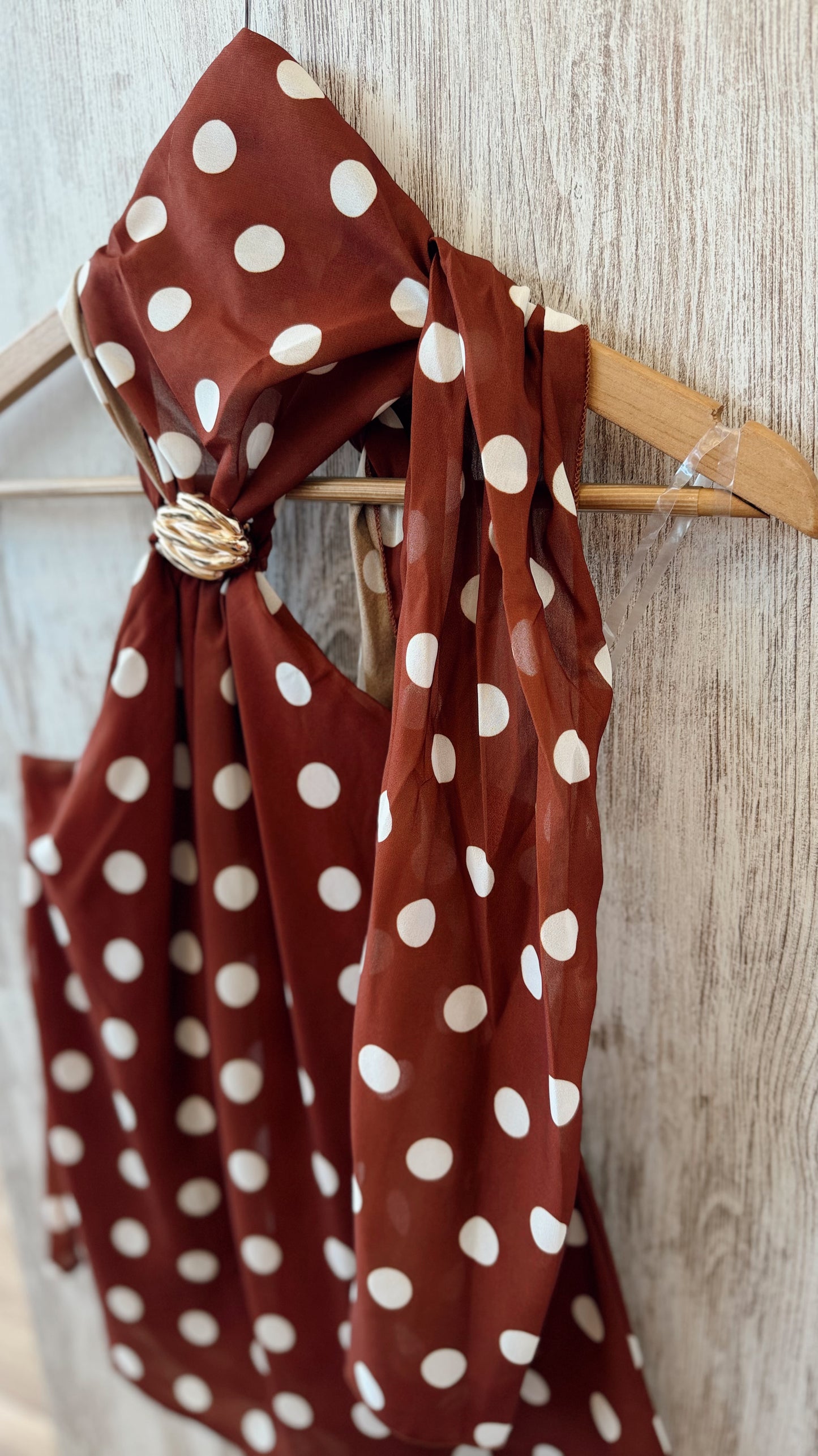 Top Fluido com Padrão de Bolinhas e Detalhe Metálico