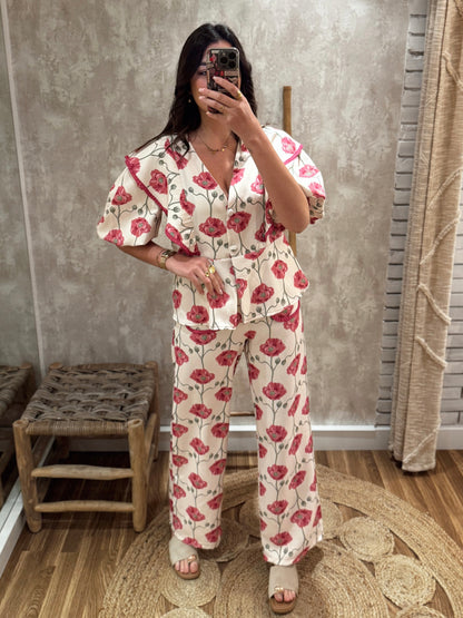 Conjunto floral compuesto por chaqueta corta tipo blazer y pantalón recto