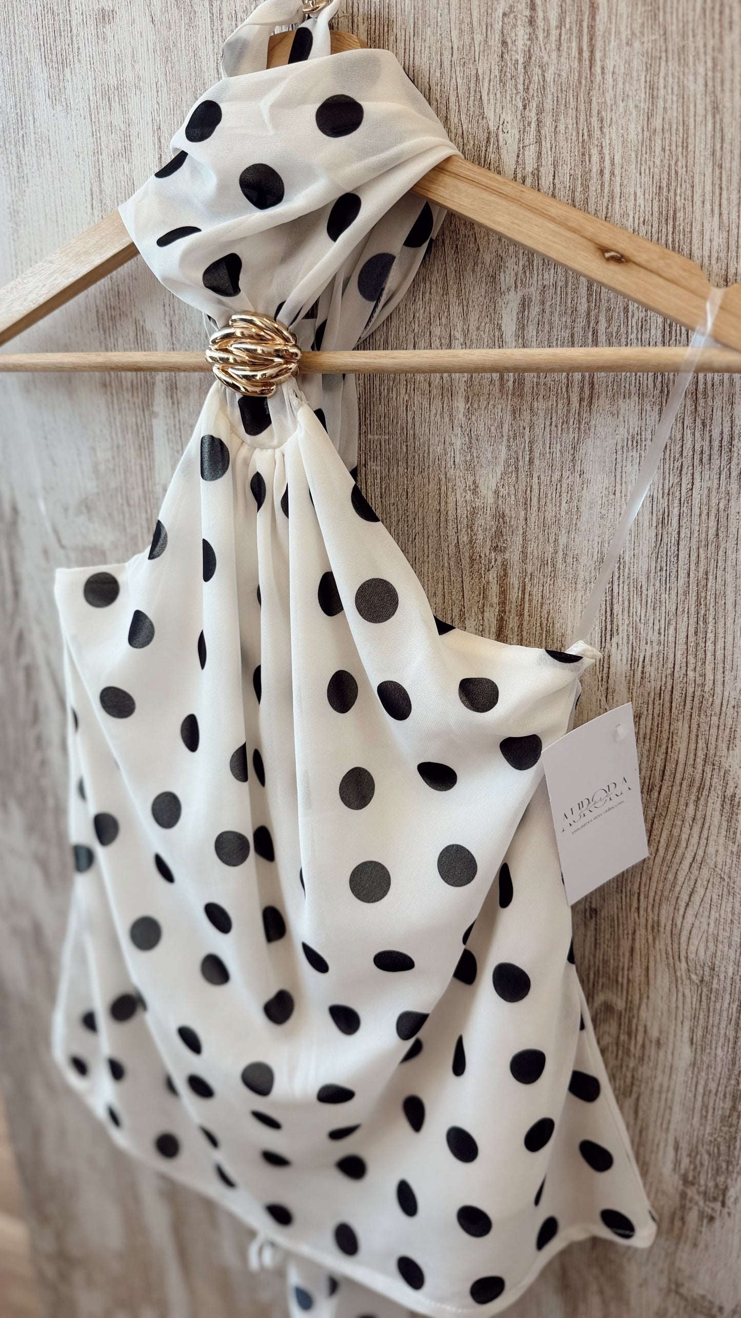 Top Fluido com Padrão de Bolinhas e Detalhe Metálico