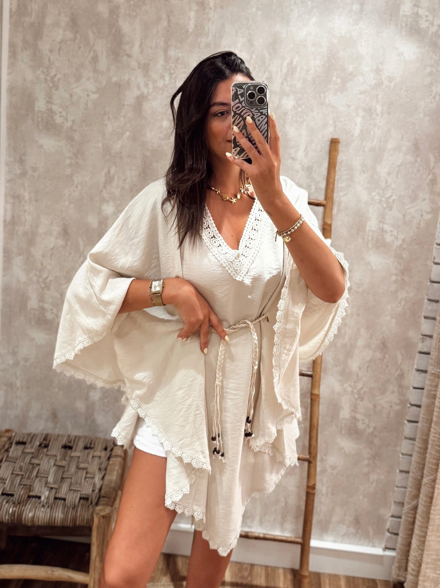 Blusa tipo capa com renda e cinto cordão