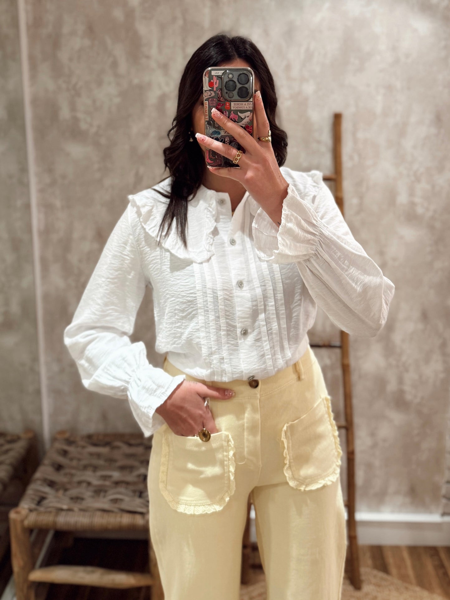 Camisa em tecido leve com detalhe de pregas frontais e gola larga com folho