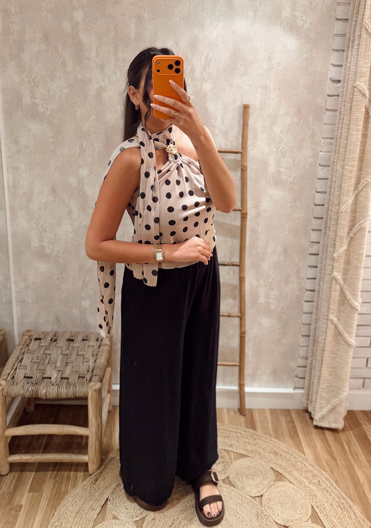 Top Fluido com Padrão de Bolinhas e Detalhe Metálico