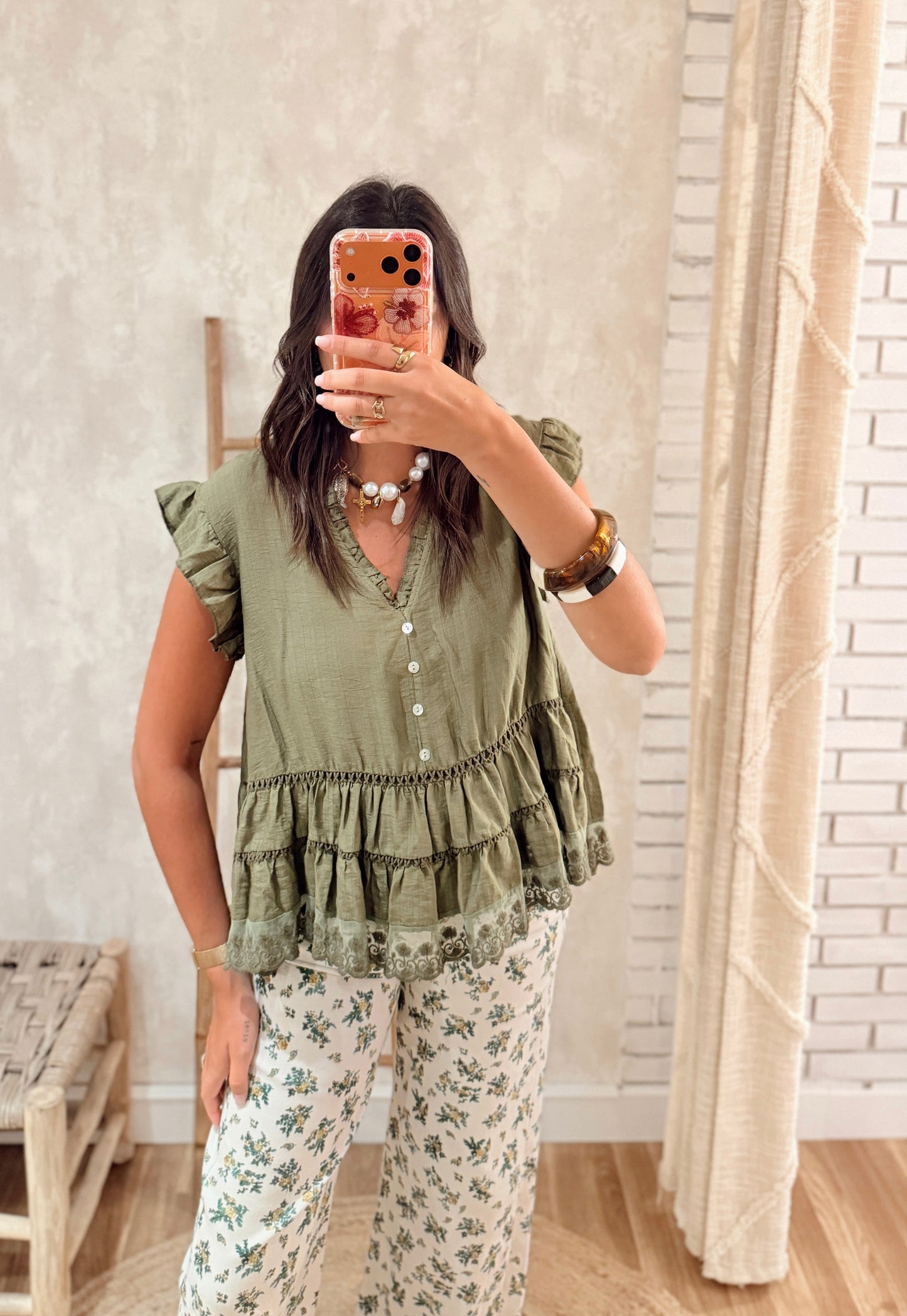 Blusa Romântica com Folhos e Renda