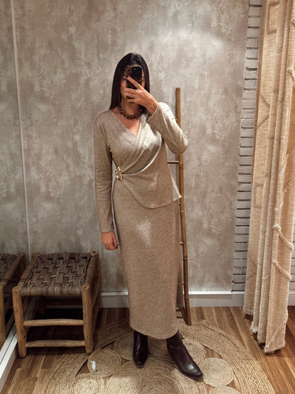 Vestido midi em malha suave c/detalhe dourado