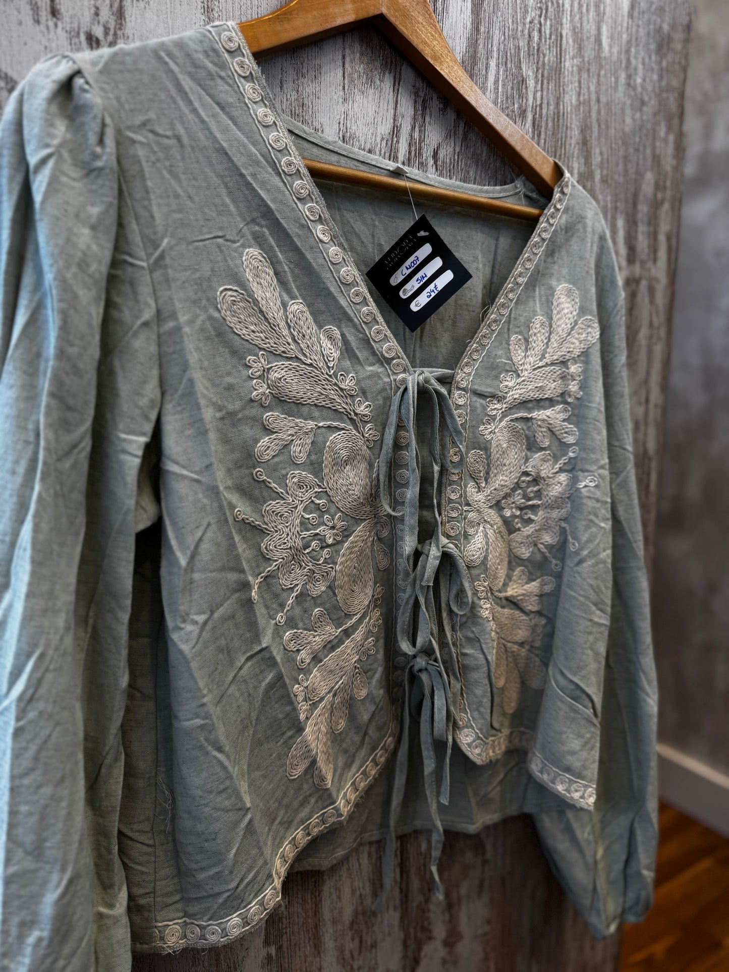 Blusa con bisutería y bordados