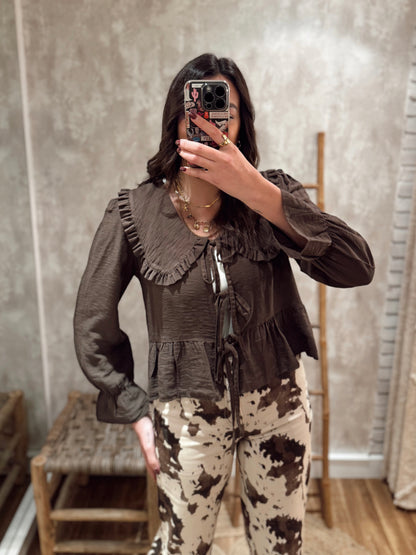 Blusa com gola babete e atilhos