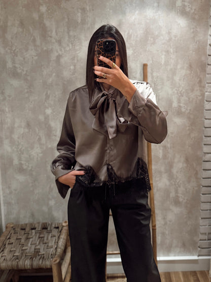 Camisa acetinada c/renda