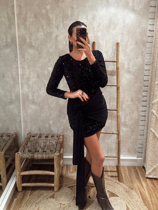 Vestido curto de lantejoulas com detalhe em licra