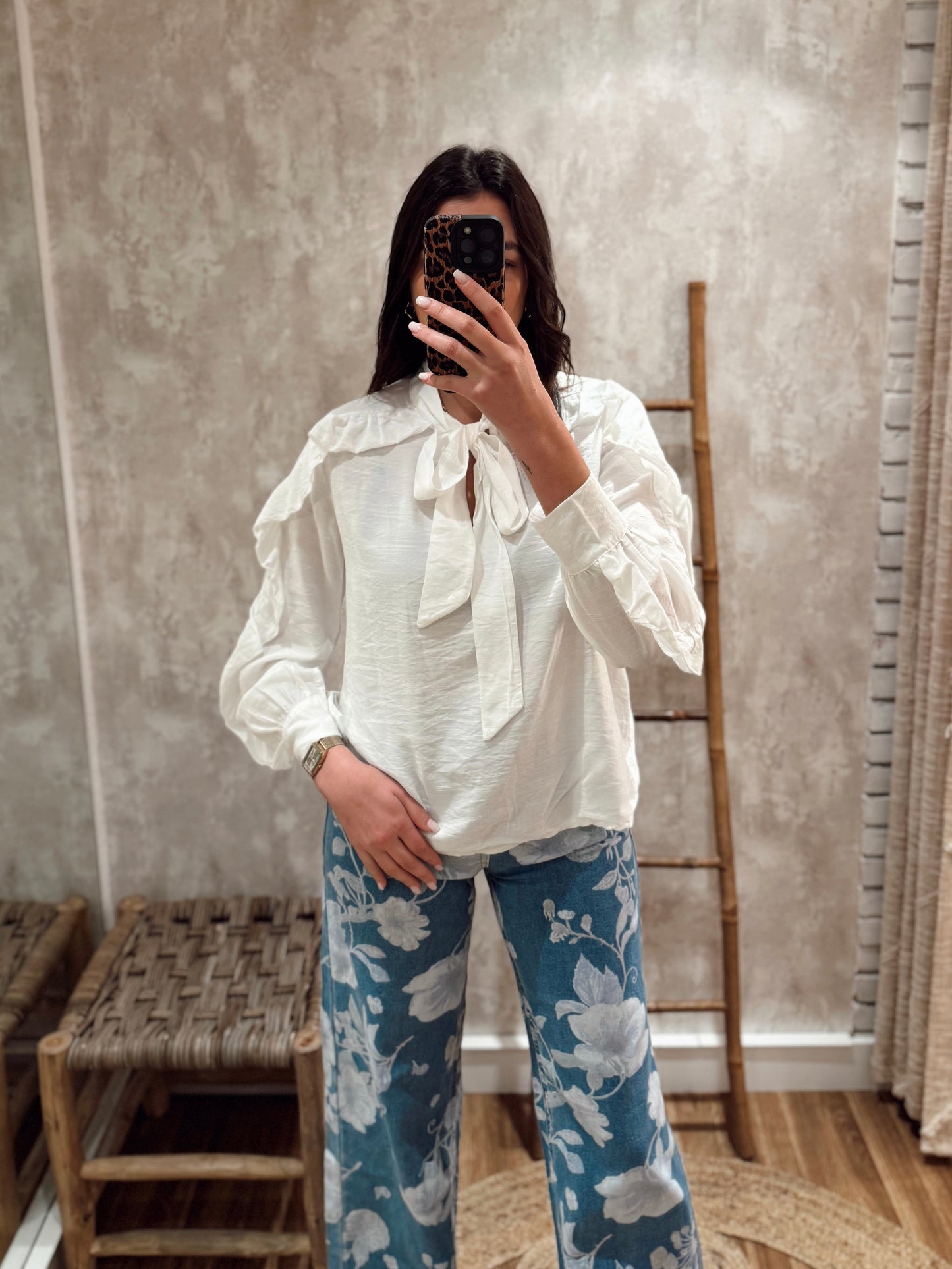Blusa con volantes a lo largo de las mangas.