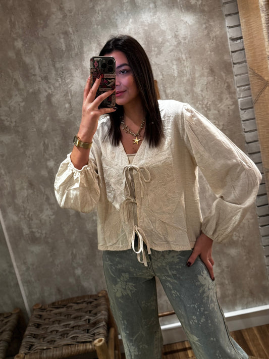 Blusa c/atilhos e bordado
