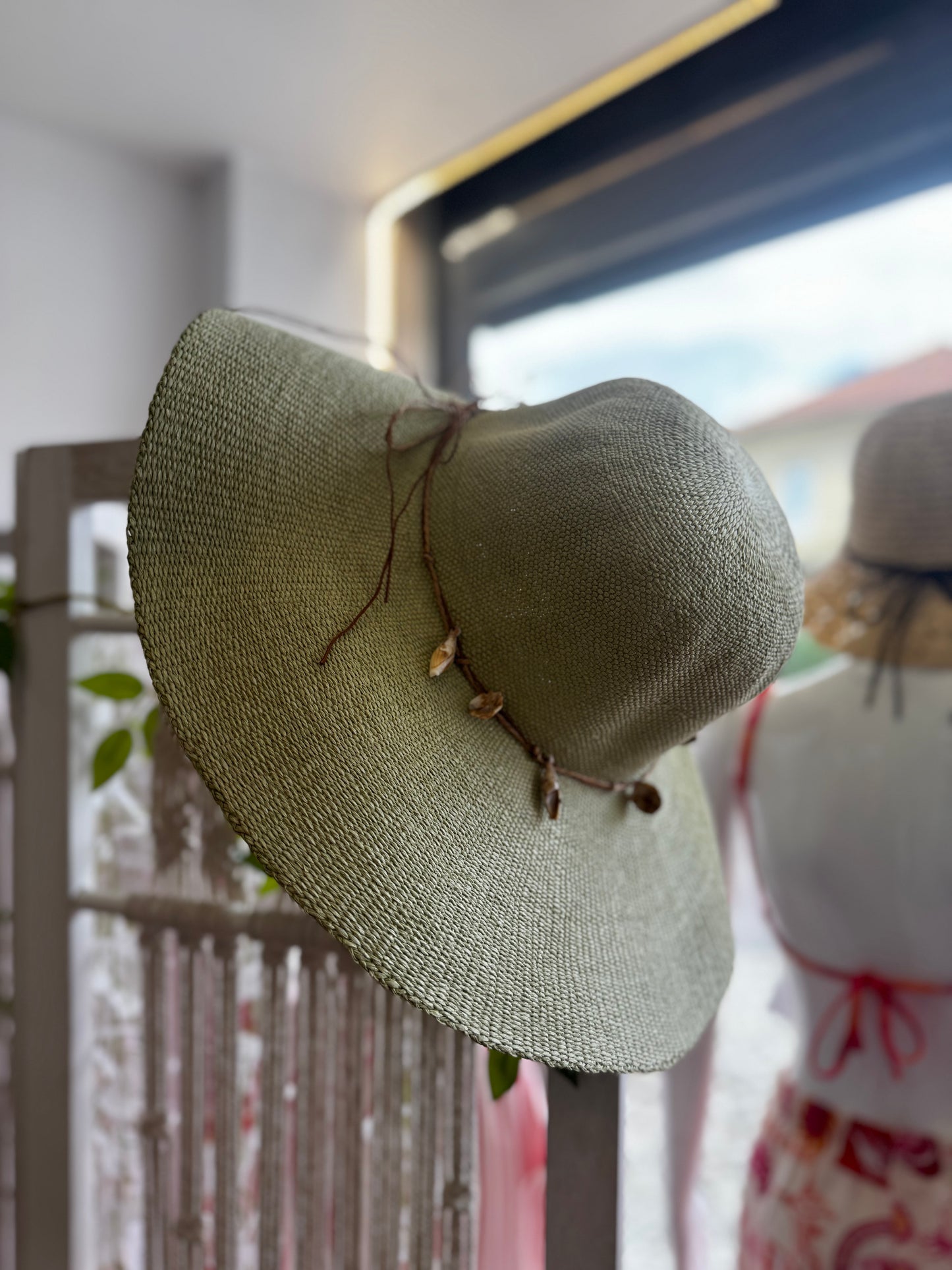 Chapéu de palha com conchas
