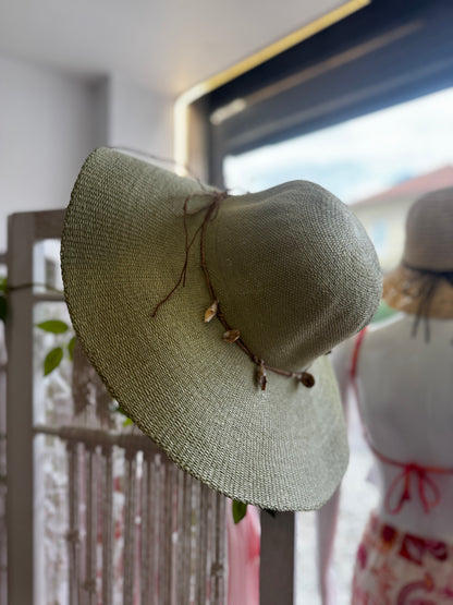 Chapéu de palha com conchas
