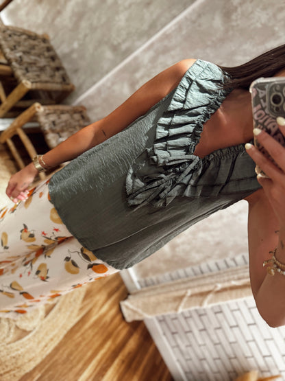 Blusa leve e fluída com detalhe de folhos no decote
