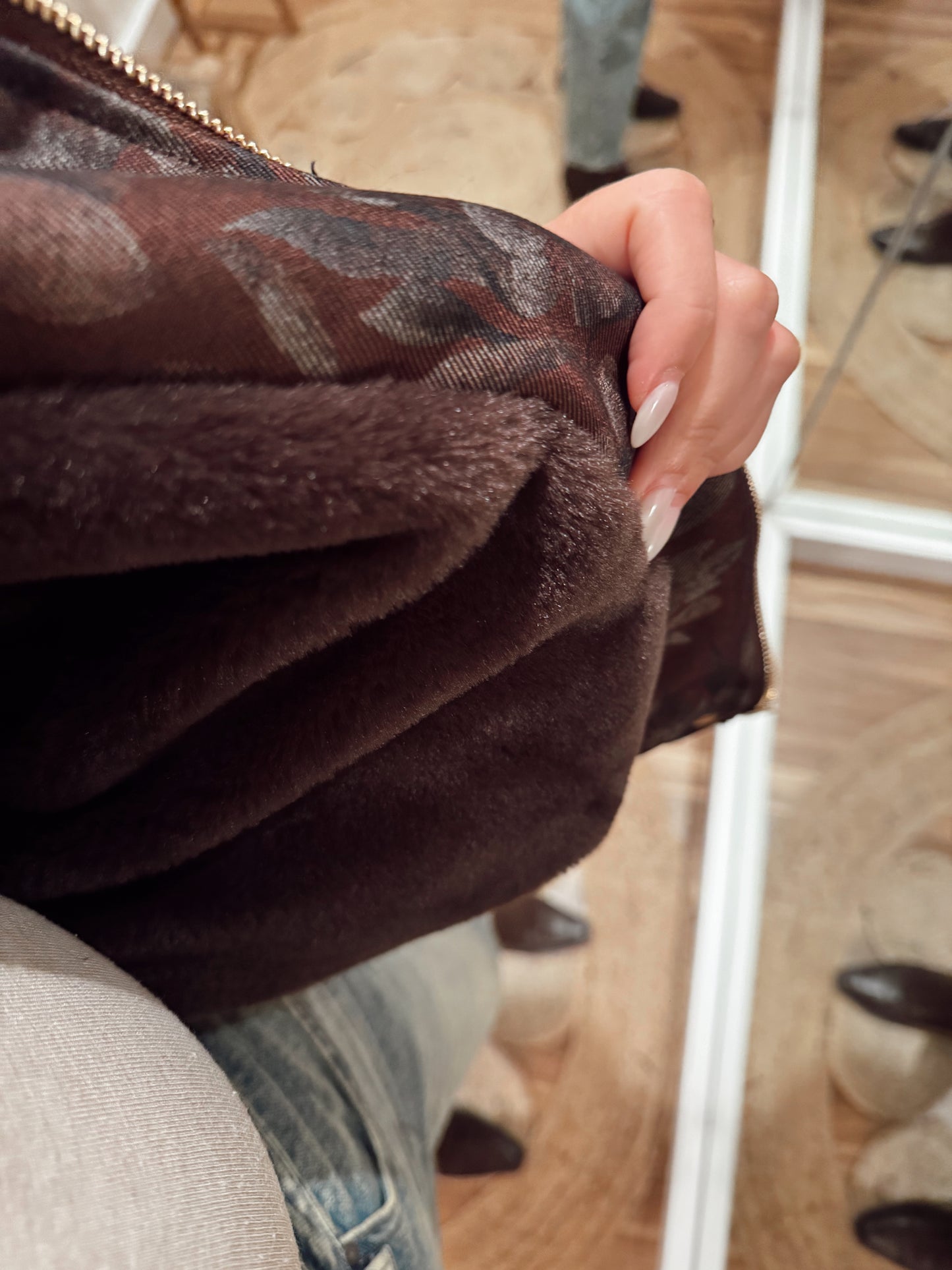 Blusão estilo bomber com padrão floral