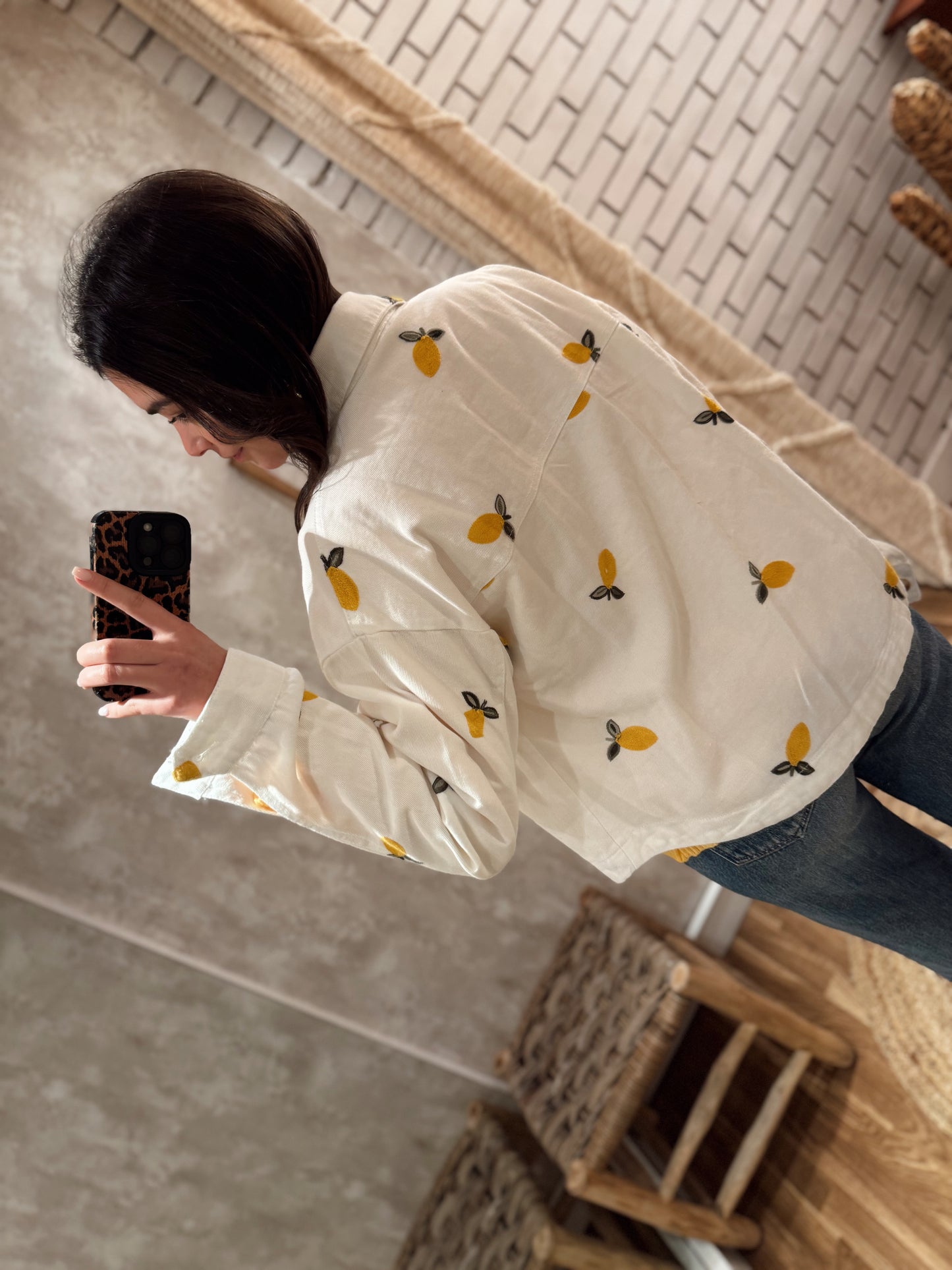 Camisa branca de ganga c/limões bordados