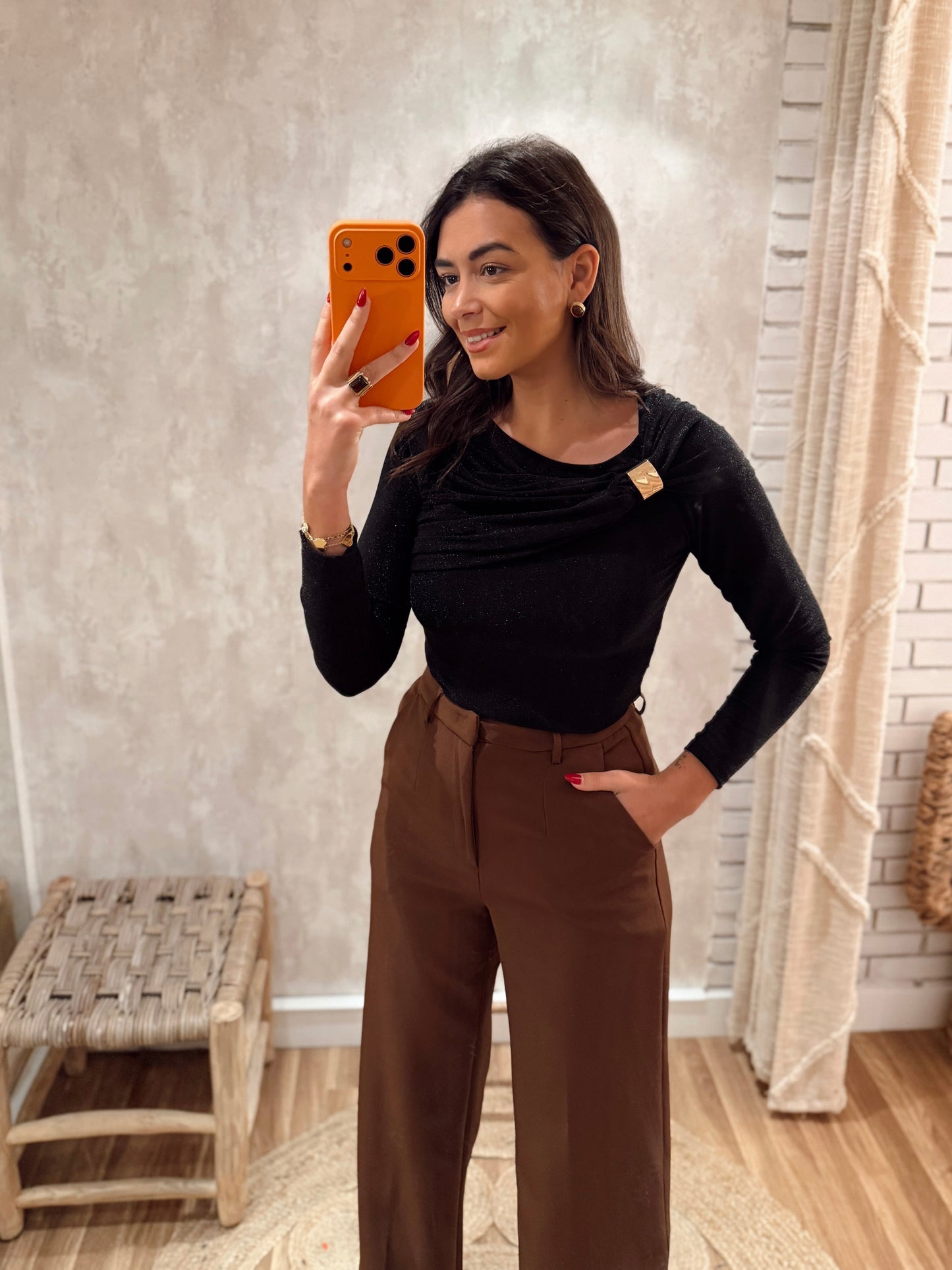 Blusa Preta com Brilho Discreto e Detalhe Metálico Dourado