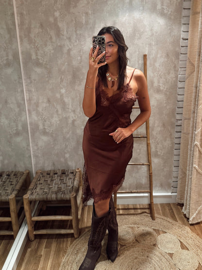 Vestido acetinado em tom castanha avelã