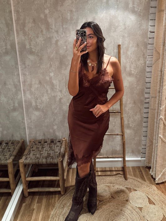 Vestido acetinado em tom castanha avelã