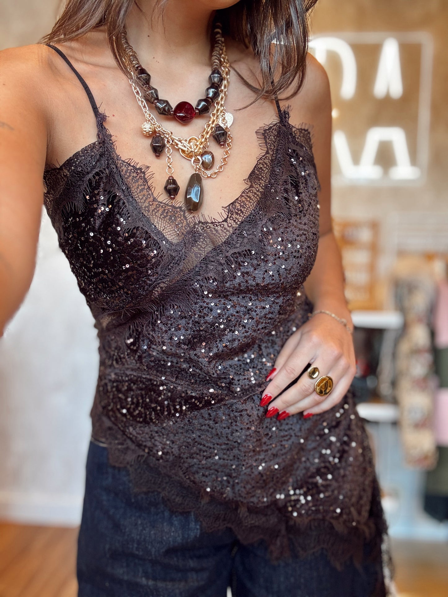 Top em tecido aveludado com lantejoulas