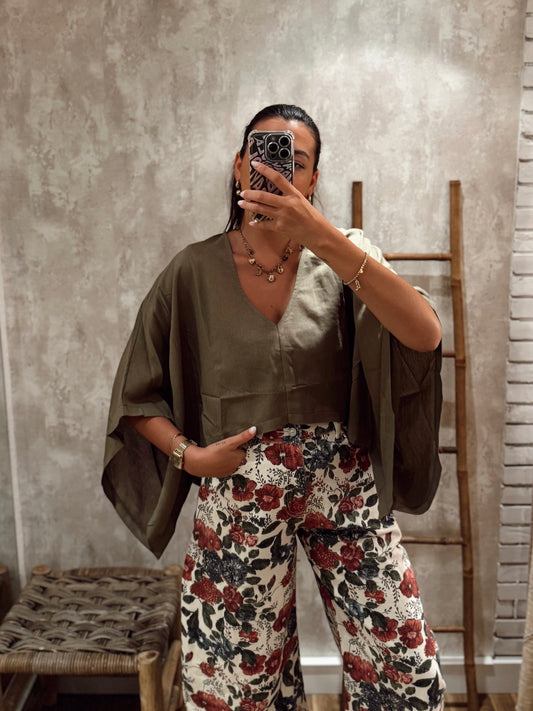 Blusa Mochy larga em linho com corte fluido e mangas amplas - Verde Seco