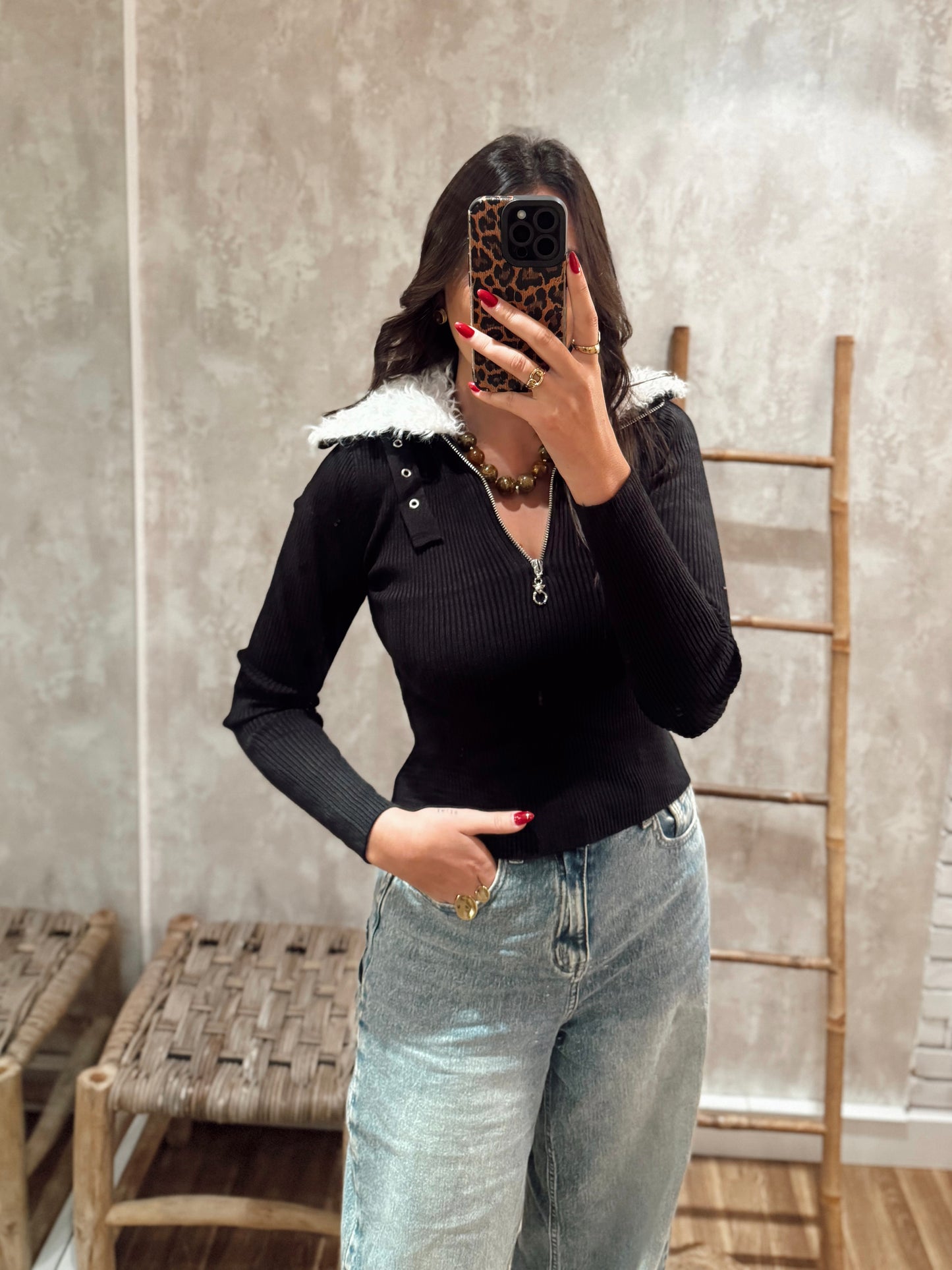 Camisola de malha canelada com gola em pelo removível