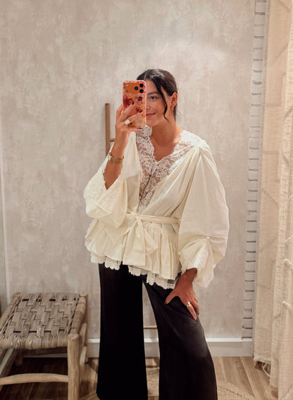 Blusa c/renda e folhos - Mochy
