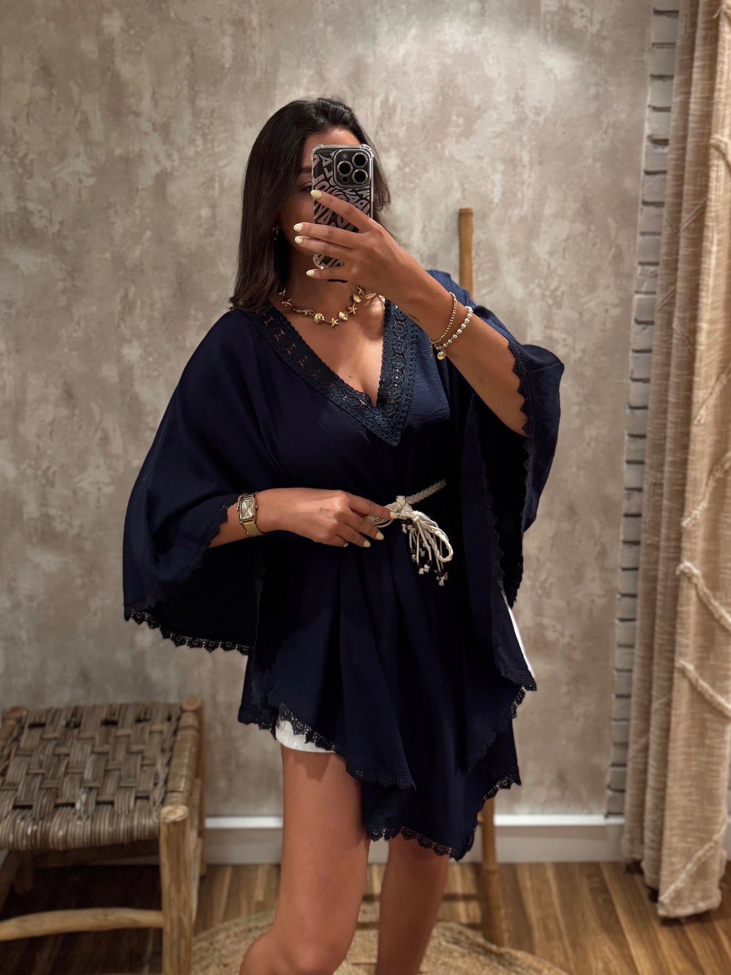 Blusa tipo capa com renda e cinto cordão