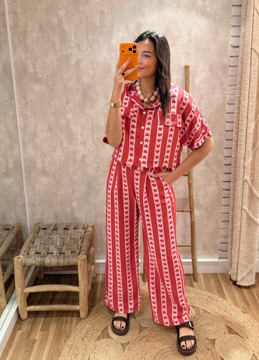 Conjunto camisa e calças c/padrão de corações